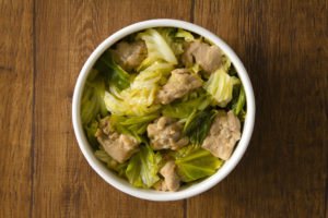 鶏肉とキャベツの蒸し煮