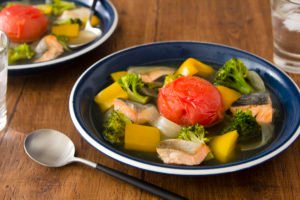 丸ごとトマトと鮭のおかずスープ
