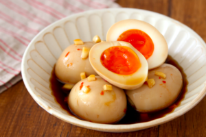 休日の家飲みが天国になる　粗刻みニンニクだれ味玉