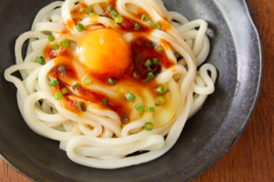 【調理時間5分】レンジで簡単!包丁いらず! たれ釜玉うどん