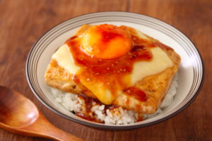 【調理時間10分】「焼肉のたれ」で味つけ簡単！ 豆腐の照りたまチーズ丼