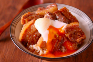 「めんつゆ＋ほうじ茶」で簡単おいしい！　レンジで豚の角煮丼