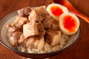 レンジで簡単！　豚のうま塩角煮丼